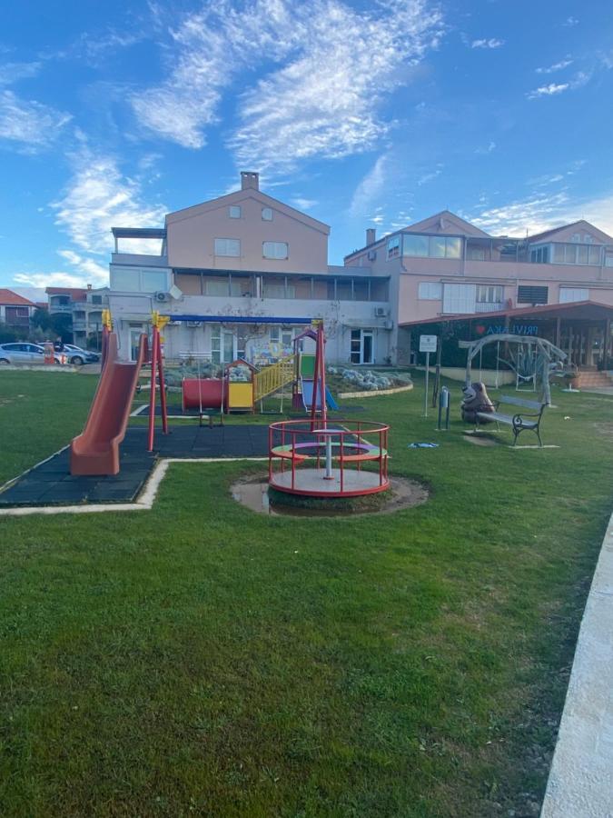 Apartment Privlaka Direkt Am Strand Mit Klima Und Neuem Badezimmer Haustiere Sind Willkommen Exterior foto