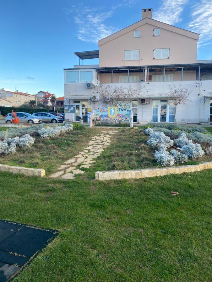 Apartment Privlaka Direkt Am Strand Mit Klima Und Neuem Badezimmer Haustiere Sind Willkommen Exterior foto
